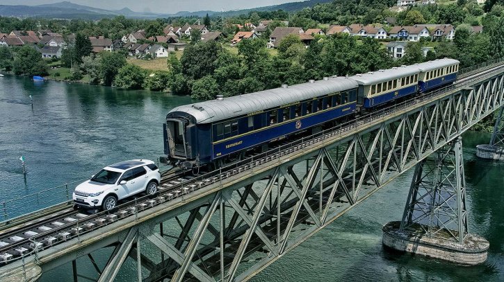 You Will not Believe Your Eyes When You See This Land Rover Pulling A 100-Tonne Train