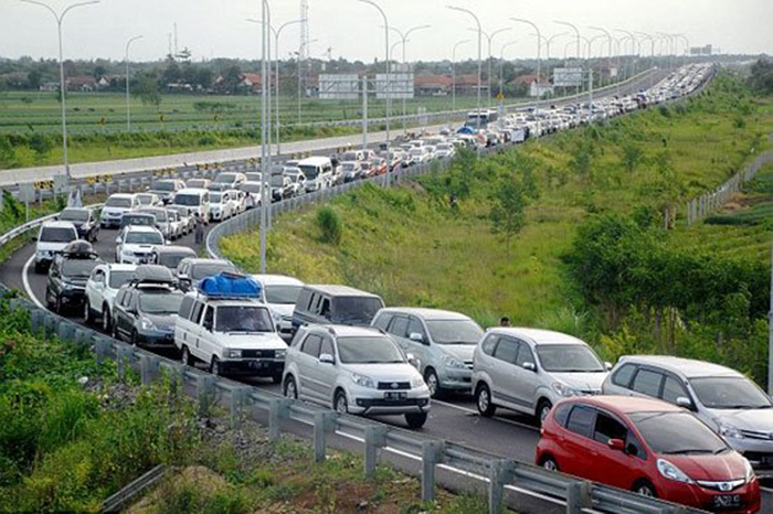 12 Die In 20-Km 3-Day Traffic Jam In Indonesia Before Eid