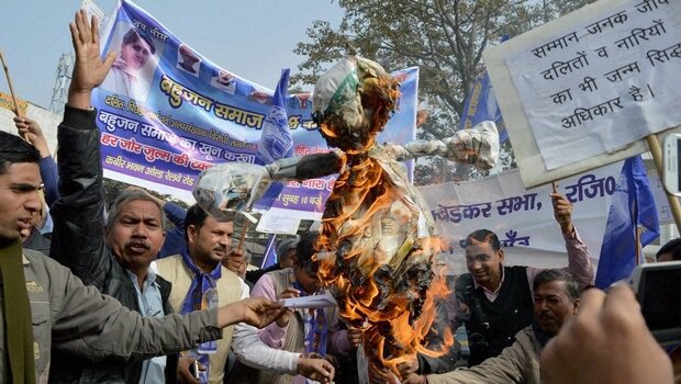 Hundreds Of BSP Workers Stage Protest In Lucknow Demanding Arrest Of Dayashankar Singh