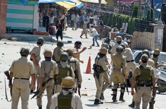 Curfew Re-Imposed In 4 Districts Of Kashmir and Srinagar To Foil Separatist Rally