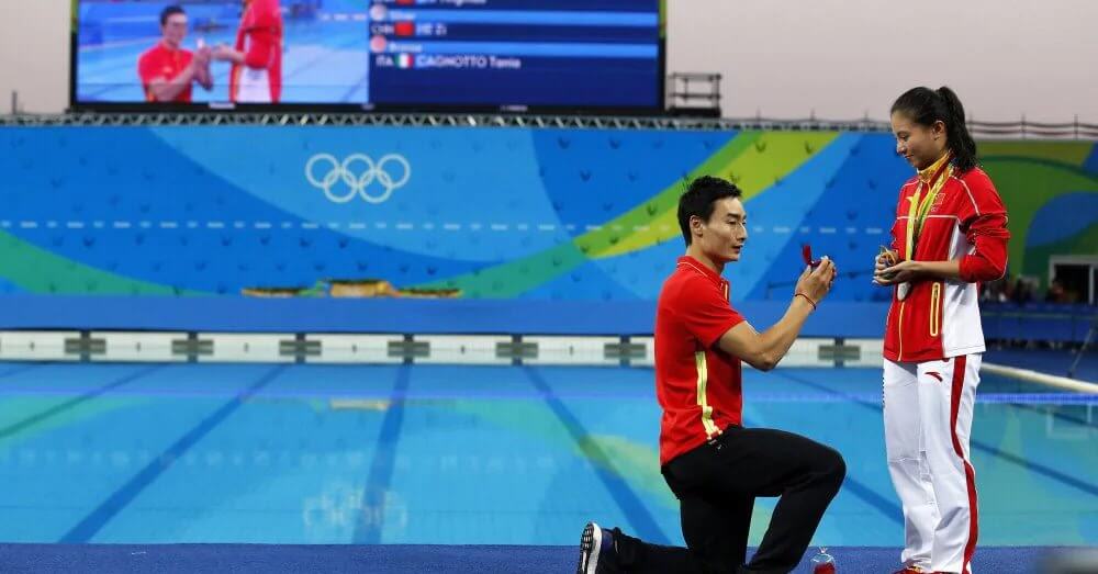 Chinese Diver Wins Silver Teammate Rushes Up With A Diamond Ring On Olympic Medal Stage