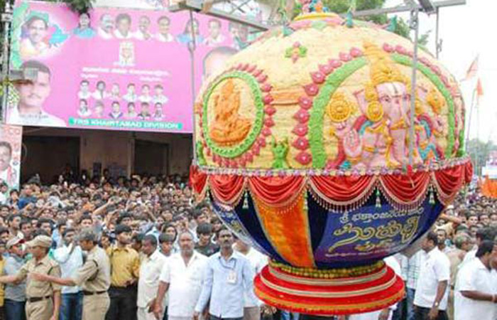 India  Balapurs Famous Ganesh Laddu Auctioned For A Whopping For Rs 14.65 Lakh
