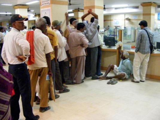 Kerala Just Came Up With The Chillest Way To Deal With Long Bank Queues. Watch & Learn, India
