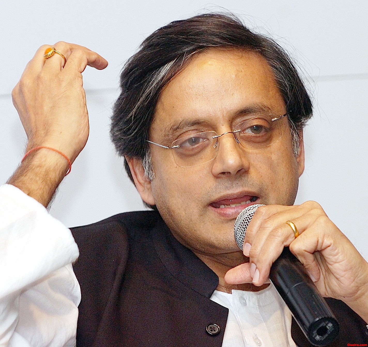 7 Reasons Why Shashi Tharoor Is A Misfit In Indian PoliticS