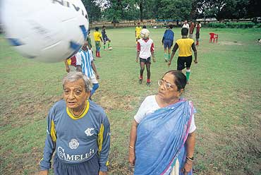 This Elderly Bengali Couple Have Been Going to FIFA World Glasses Since 1982. This Is Their Story