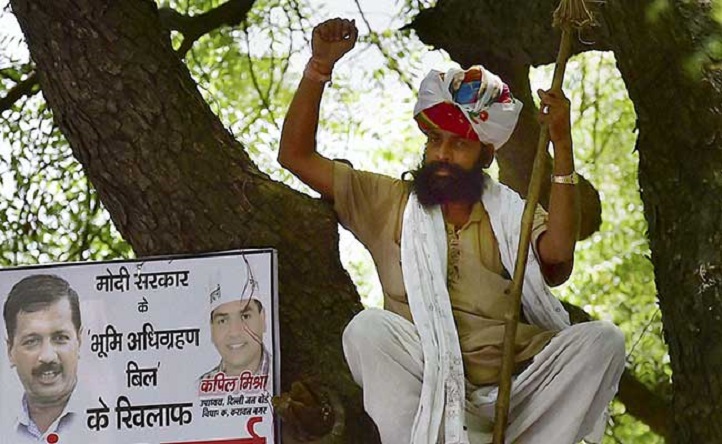 This Farmer Climbed A Tree And Committed Suicide In Front Of Kejriwal And AAP Supporters At Rally