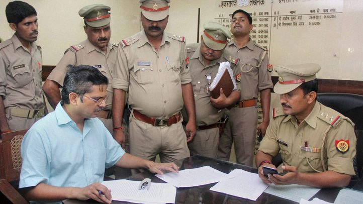 Amid Tussle With Mulayam Singh, UP Govt Suspends IPS Officer Amitabh Thakur