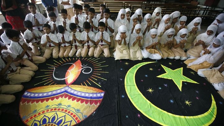 Hindu And Muslim Kids Chant â€˜Gayatri Mantraâ€™ Under One Roof In MP Madrasas