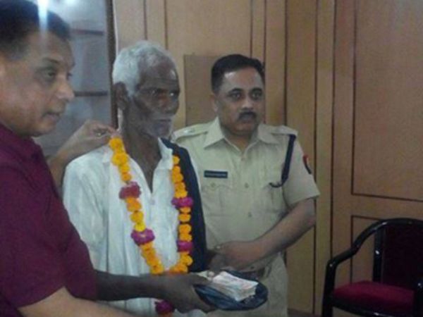 Old Man Finds Rs 90,000, Returns It To Police & Gets Rewarded For His Honesty