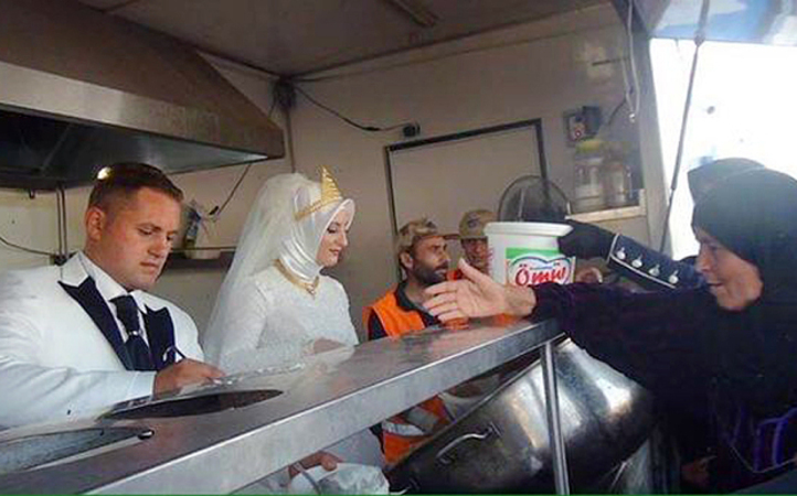 This Turkish Couple Spent Their Wedding Day Feeding 4000 Syrian refugees