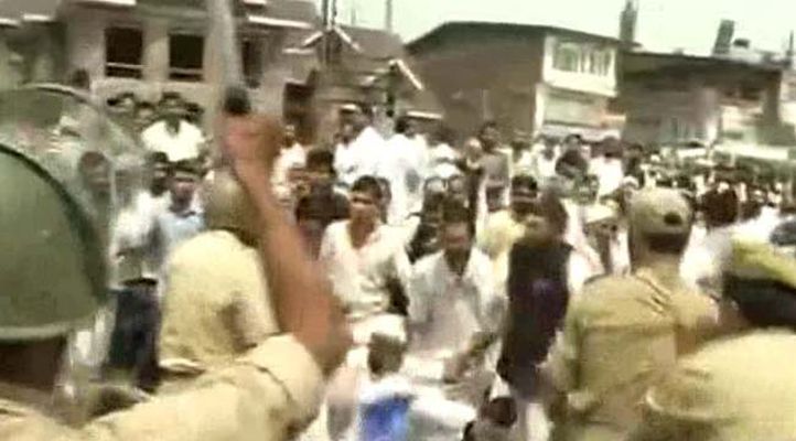 Protests Break Outside Geelaniâ€™s Residence In Srinagar, Cops Use Force