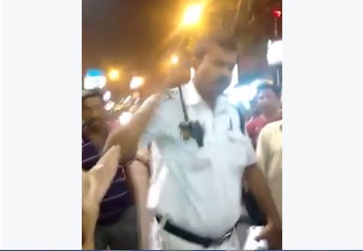 Watch: This Kolkata Cop Shocked A Group With His Behaviour After They Went To Him For Help