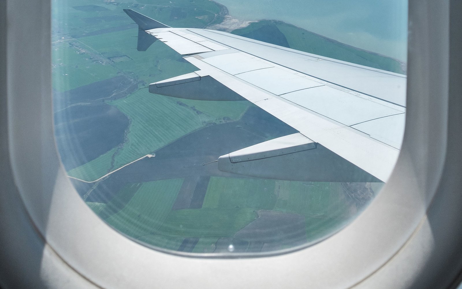 Ever Wondered Why Thereâ€™s That Little Hole In Airplane Windows? Hereâ€™s Why