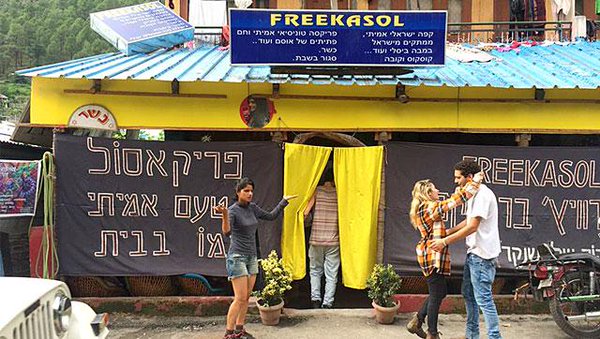 This Mumbai Cafe Allegedly Made An Indian Family Wait But Promptly Offered A Table To Foreigners