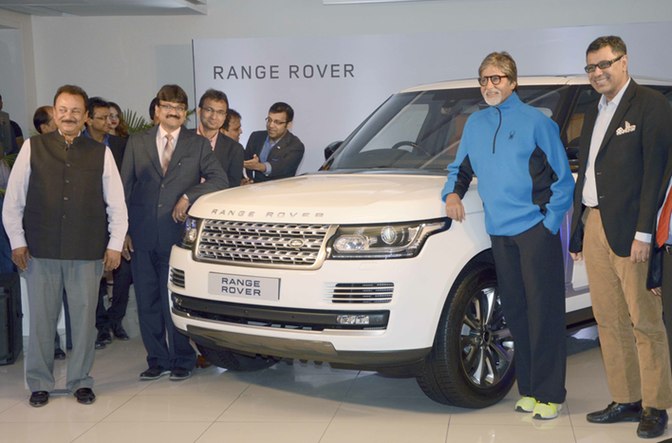 In Pics: Amitabh Bachchan Drives Home in a Brand New Range Rover 