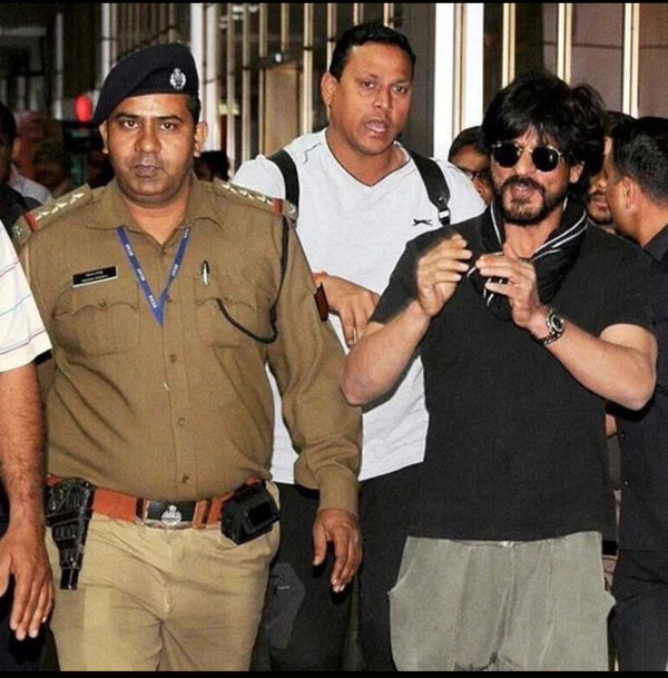 Shah Rukh Khan lands in Delhi to release the Fan anthem
