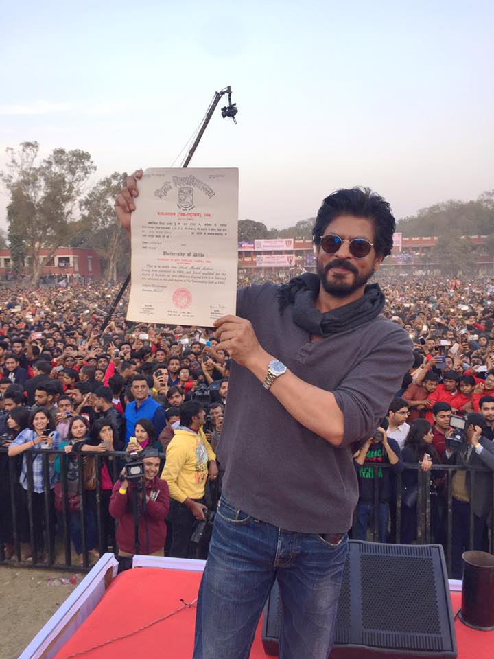 It Took 28 Years But SRK Finally Collects His Economics Degree From Hansraj College