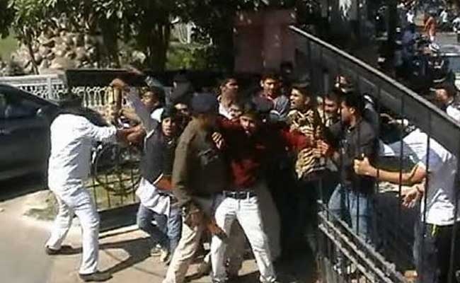 BJP Youth Wing Activists Attack JNU Professor At Gwalior Event