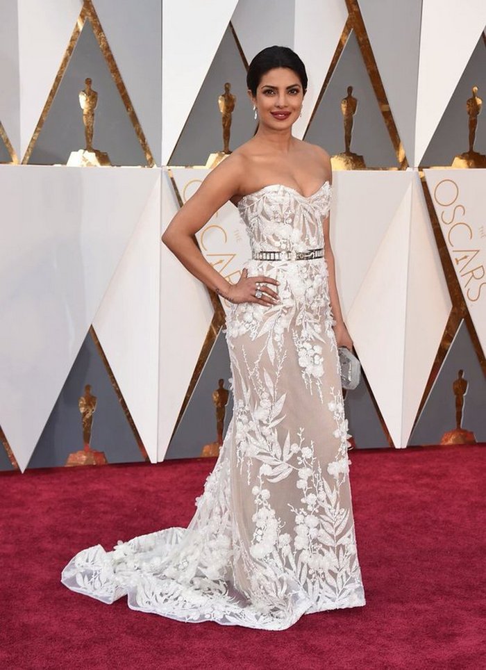 Priyanka Chopra Is usually a Eye-sight On the Oscars In a very Magnificent Zuhair Murad Strapless Dress.