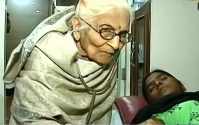 Indores First MBBS Doctor, Now 91 Years Old, Has Been Treating Patients For Free Since 1948!