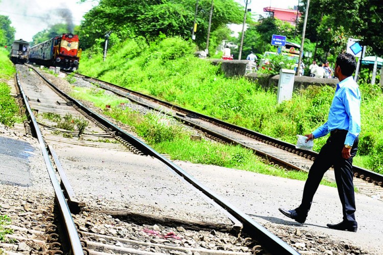 Read To Know: More Than 10000 Railway Level Crossings Are Still Unmanned
