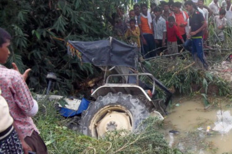 {12|twelve|15} Dead And Over {twenty-four|twenty four} Injured After Tractor Comes Into Well In Gujarat