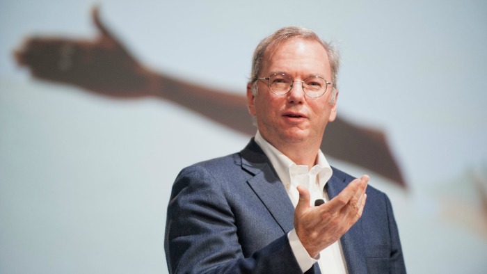 Guess What? Former Google CEO Eric Schmidt Uses iPhone Not An Android!