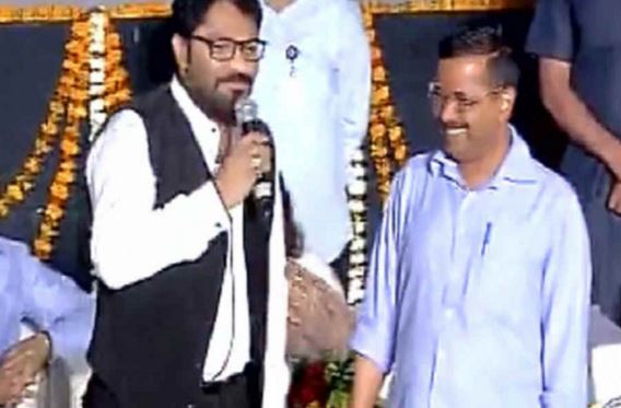 Singer-Turned-Minister Babul Supriyo And Arvind Kejriwal Share A â€˜Hum-Tumâ€™ Moment