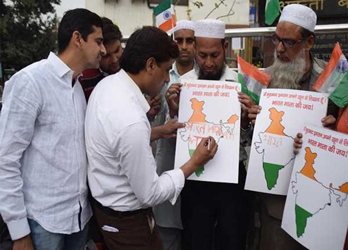 Members Of Muslim Community Write â€˜Bharat Mata Ki Jaiâ€™ With Blood On Indian Map