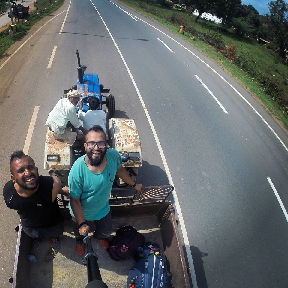 These Two Friends Are Hitchhiking Across The Country With Just Rs. 100 In Their Pockets