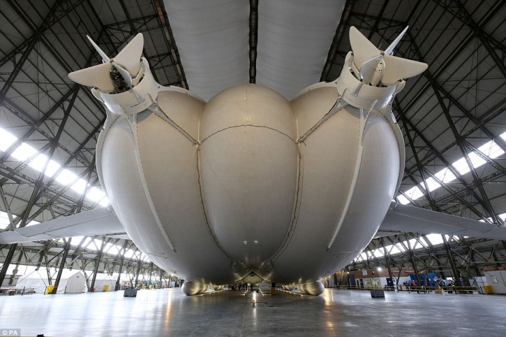 The Flying Bottom Airlander 10 Is The Largest Civilian Aircraft