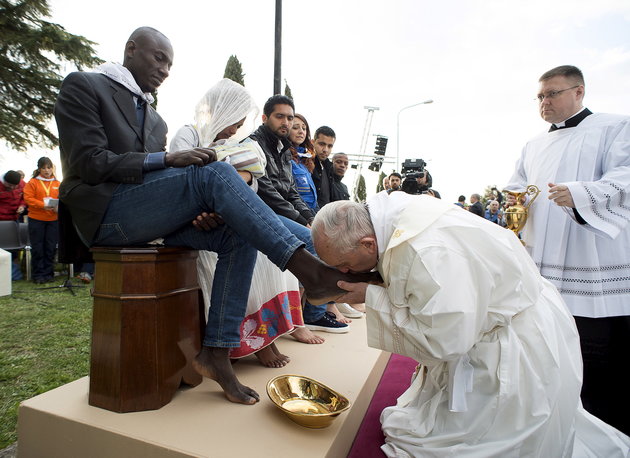 Pope Francis Kisses Feet Of Muslims Refugees Even As The World Fights In Name Of Religion