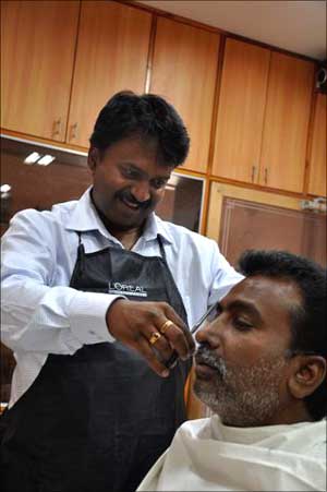 This kind of Billionaire Barber From Bengaluru Arrives In A Royce To Give  Haircut