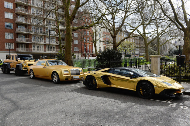 This Man Wrapped His Car In Gold Wrapping Paper To Troll Saudi Supercar Owners In London