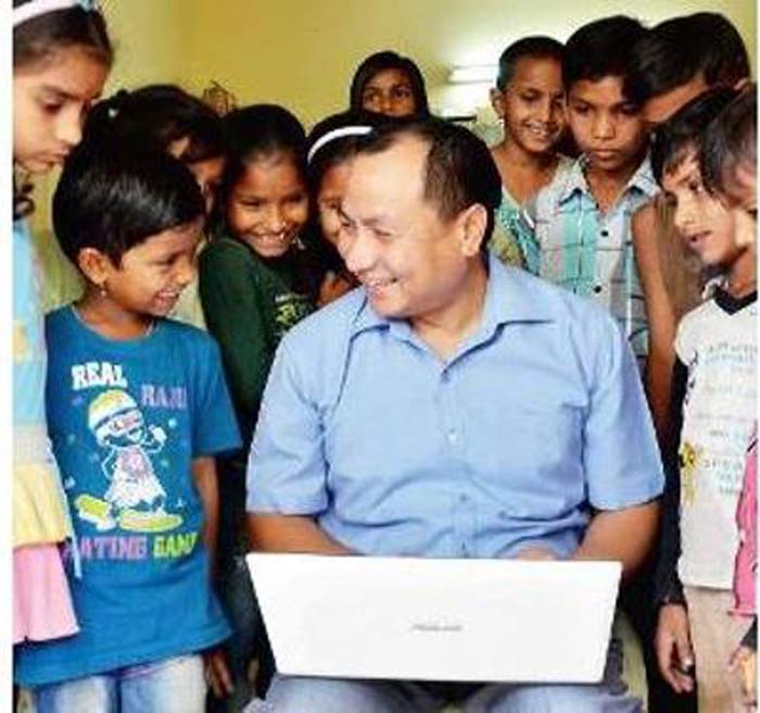 This IAF Doctor Teaches 30 Underprivileged Children And Even Builds Desks For Them For Free