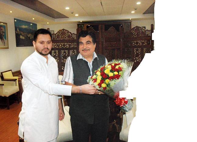 India Bihar Govt. Photoshops Lalu Out Of Picture With Nitin Gadkari And It is Hilariously Awful