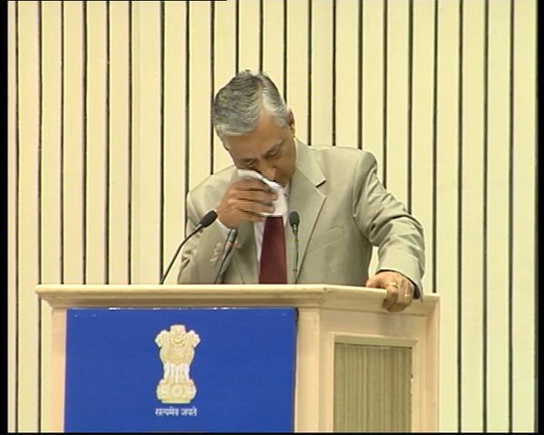 Chief Justice T S Thakur Breaks Down Infront Of PM Modi While Stressing The Need For More Judges