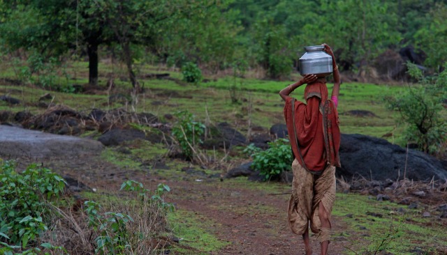 17 Year-Old Karnataka Boy Digs A Well To Help His Mother Collect Water