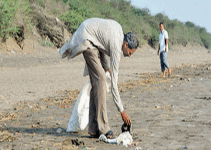 This 40-Year-Old Man Has Cleaned The Dandi Beach For 4 Years Without Any Reward