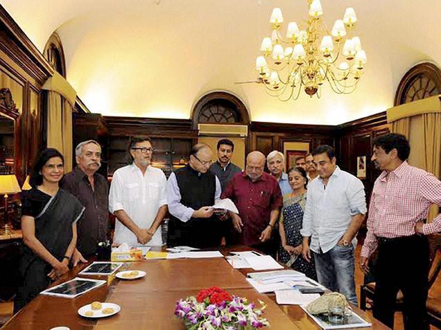 Shyam Benegal Submits Report To Arun Jaitley Says CBFC Should not Use Scissors On Any Film