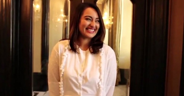  Sonakshi Sinha Just Did Something Quirky For A Breast Cancer Campaign And Its Hilarious