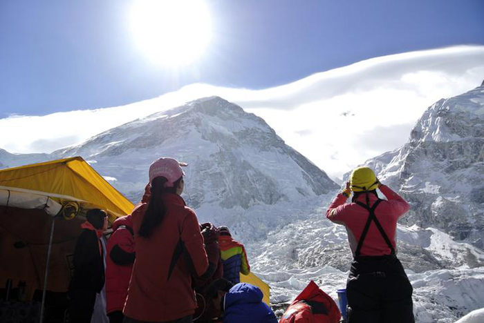 Fighting Earthquake and Avalanche Indian Army Team Scales Mount Everest After 2 Year Hiatus
