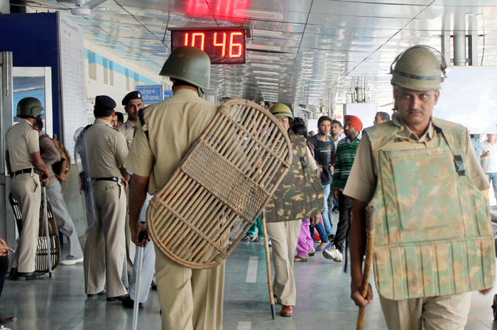Mumbai Railway Constable Finds Rs 8 Lakhs Left Behind In Train Compartment Returns It To Owner