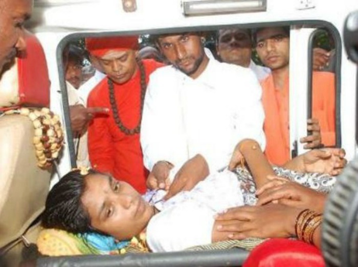 Girl Marries Her Fiance While Lying In An Ambulance Unable To Get Up For Love
