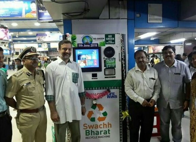 Give Used Bottles To Get Discount Coupons From This Machine At A Mumbai Train Station