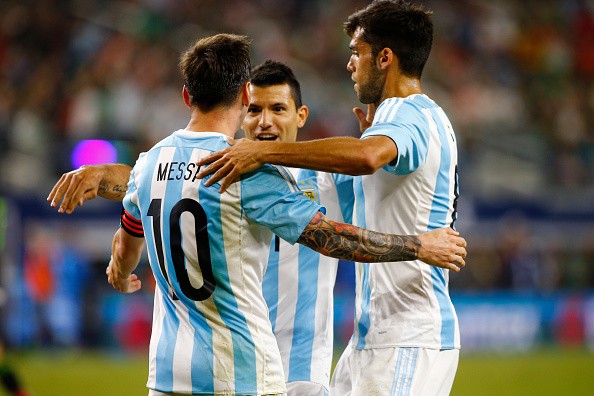 Late goals from Lionel Messi and Sergio Aguero help Argentina draw 2-2 with Mexico.