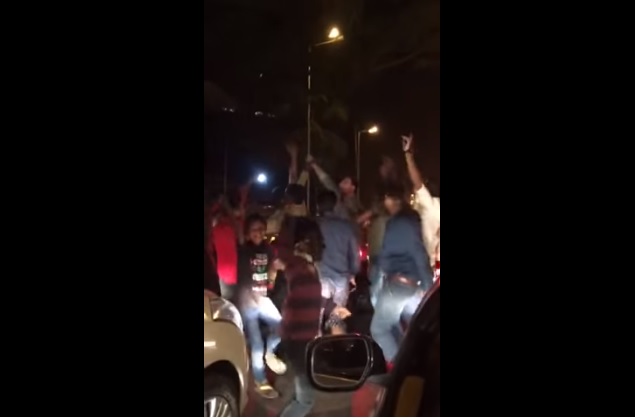 This Video Of Mumbaikars Dancing Away In Traffic To Welcome The New Year Is Going Viral