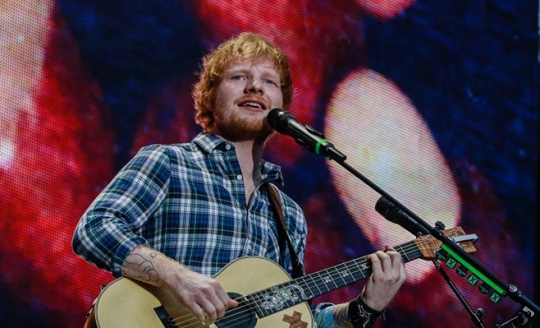 Ed Sheeran IS REALLY A One-Man Strap! Watch Him Perform 'Form Of You' ON THE Grammys All BY HIMSELF