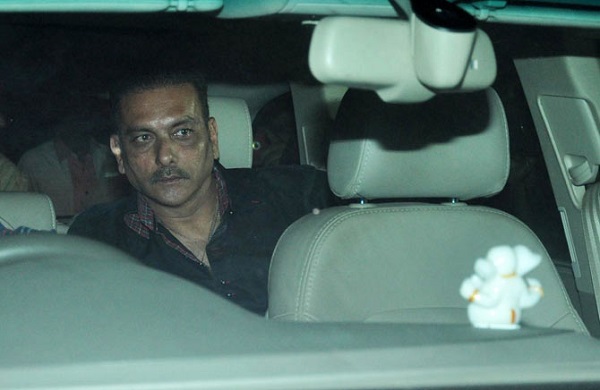 Hey... stop stop... is that Anushka in Virat's car?